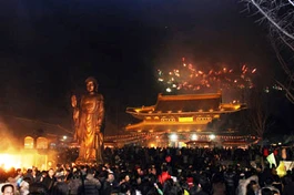 Trung Quốc: Song lễ Phật thành đạo & tết